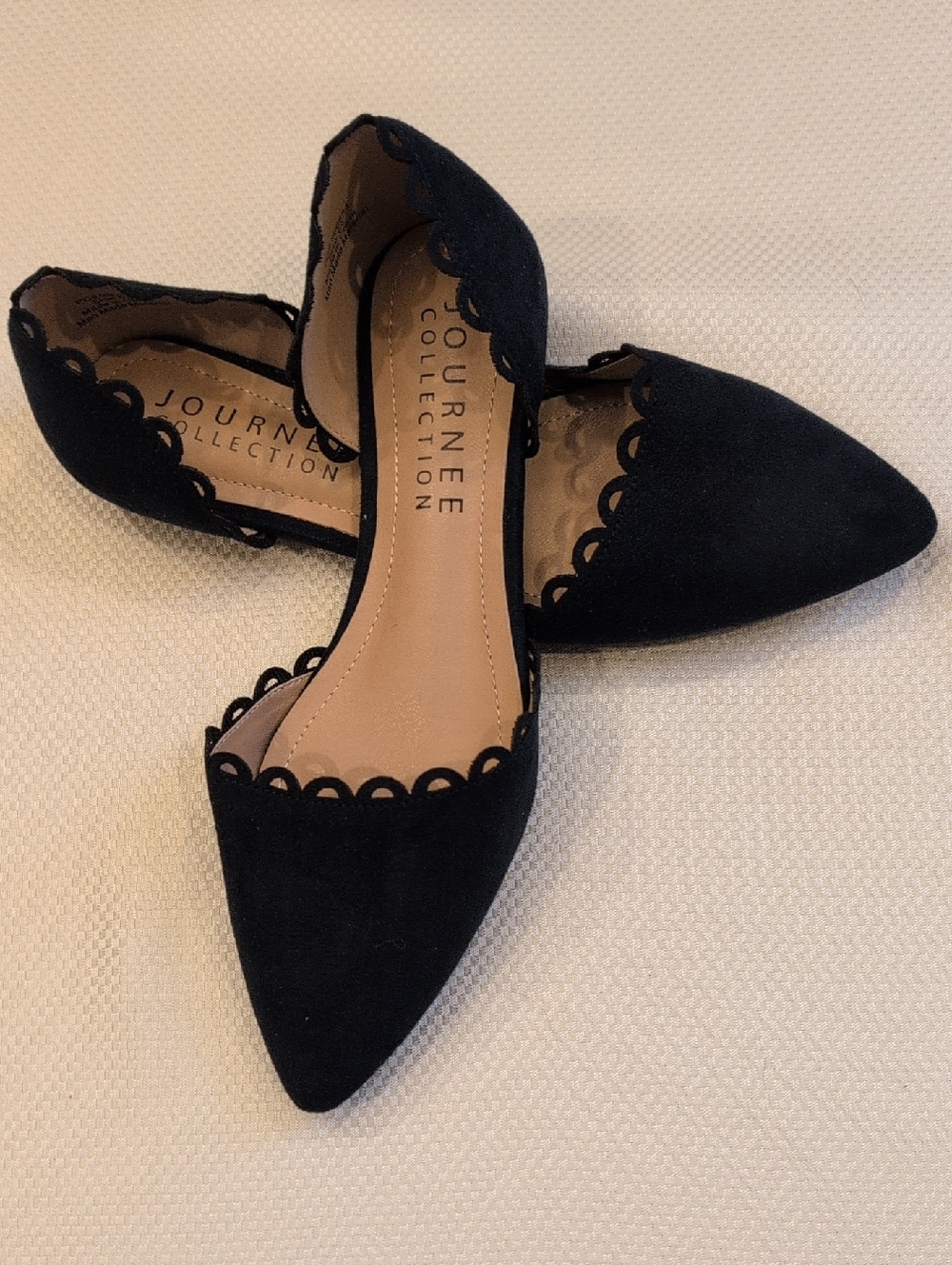 Journee Collection Black Scalloped Edge Pointed Flats